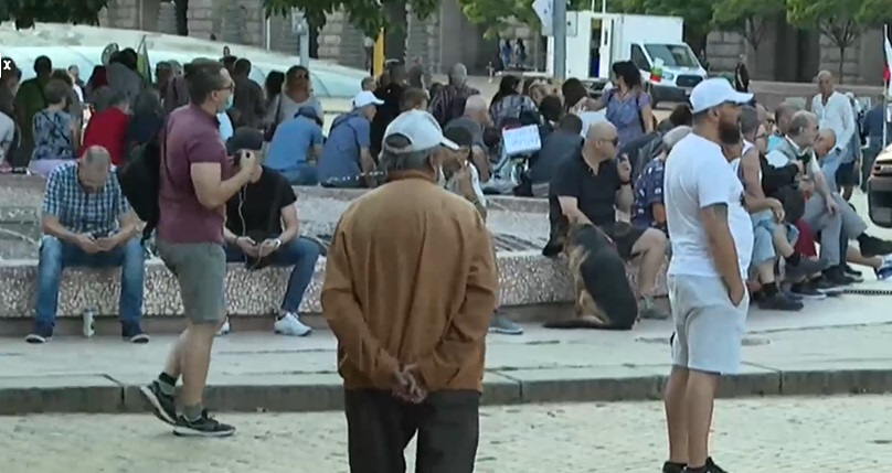 Поредната вечер на протести премина без напрежение