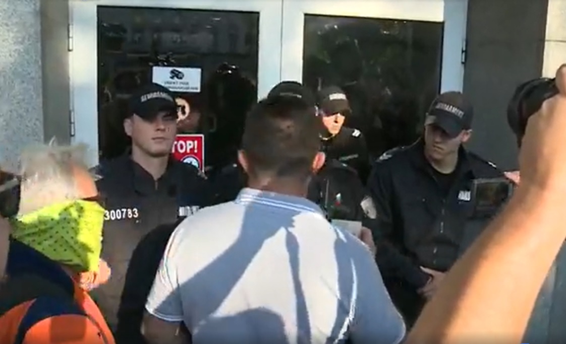 Протестиращи блокираха сградата на КПКОНПИ