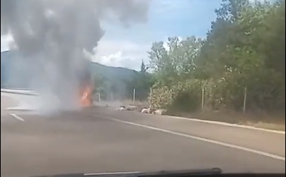 Кола се запали и изгоря напълно на магистрала "Тракия" (ВИДЕО)