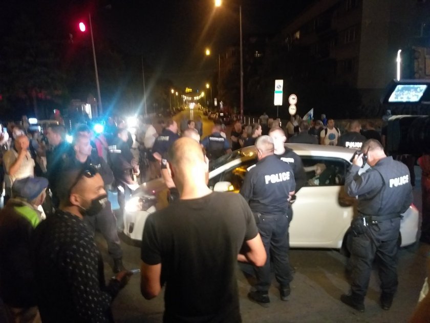 Двама станаха обвиняемите за конфликта пред румънското посолство