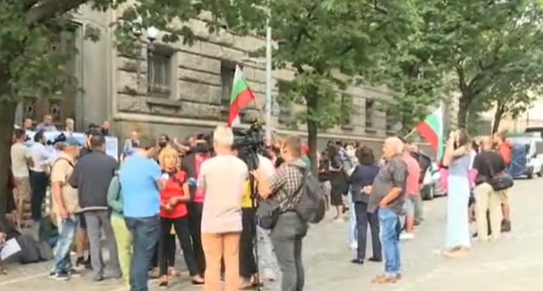 Протестиращи блокираха ЦИК