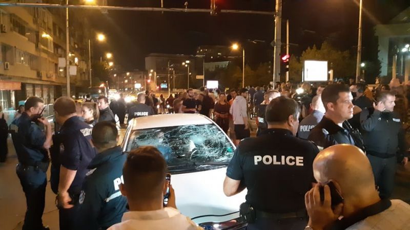 Протестиращи счупиха стъклото на автомобил с жена и децата й пред румънското посолство, трима са задържани