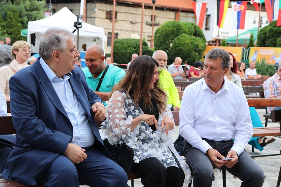 Американската посланичка слуша джаз в Банско