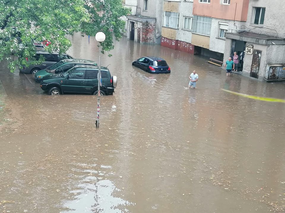 Порои и градушка удариха Пиринско