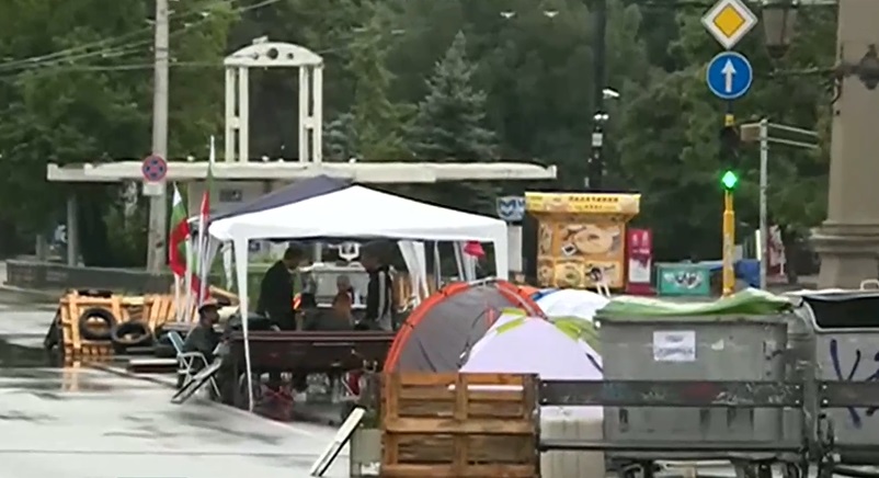 Остават блокадите на три ключови кръстовища в столицата