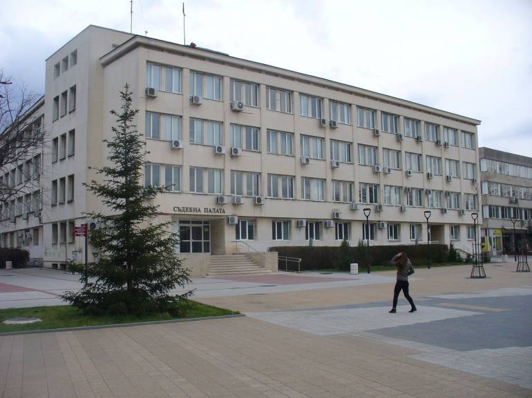 Осъдиха бивш полицай изнасял информация, докато бил на служба