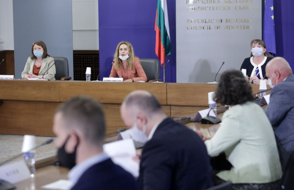 Синдикати и работодатели се разбраха: Платен отпуск след 4 месеца стаж