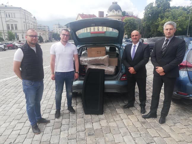 Депутати дариха защитни средства на наши сънародници в Мала преспа