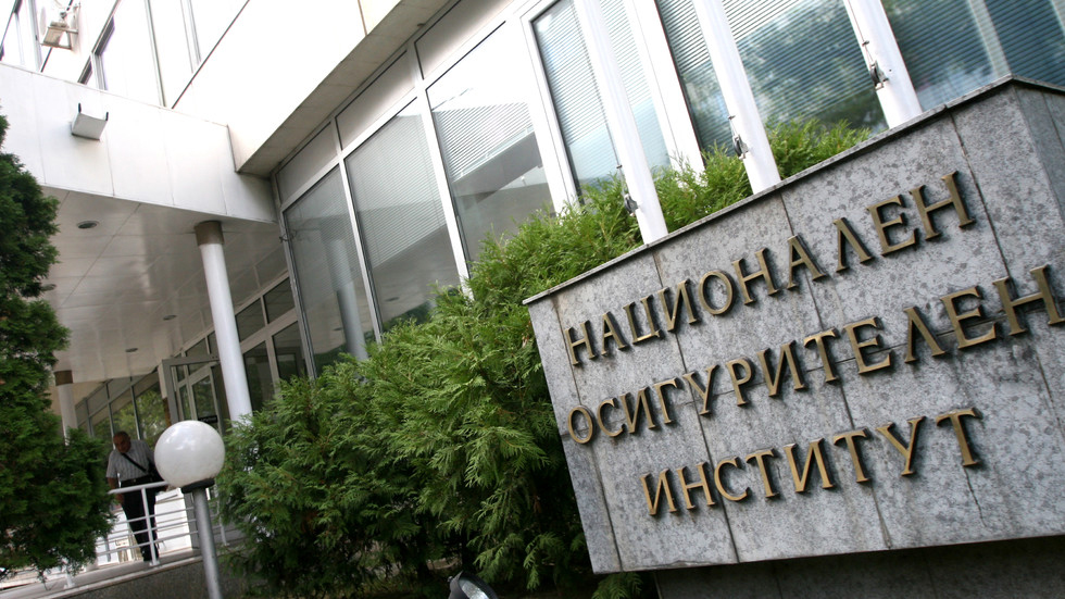 Плащат на безработните на два транша