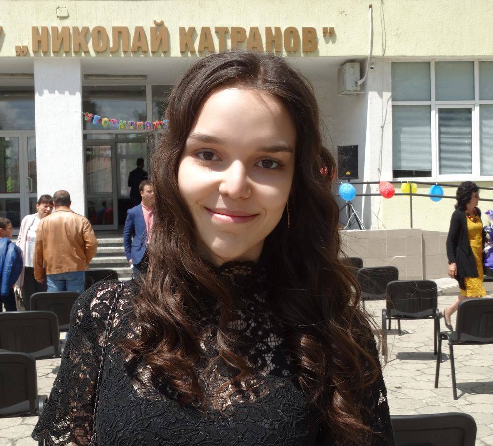 Ученичка от Свищов с три пълни шестици на матурите