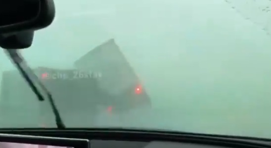 Мощна буря преобърна камиони на магистрала в Русия (ВИДЕО)