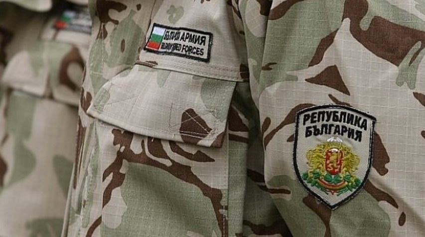 Военни спасиха живота на задушаващ се работник, припаднал край пътя 