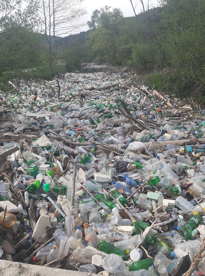 Канал край разложко село се превърна в огромно сметище