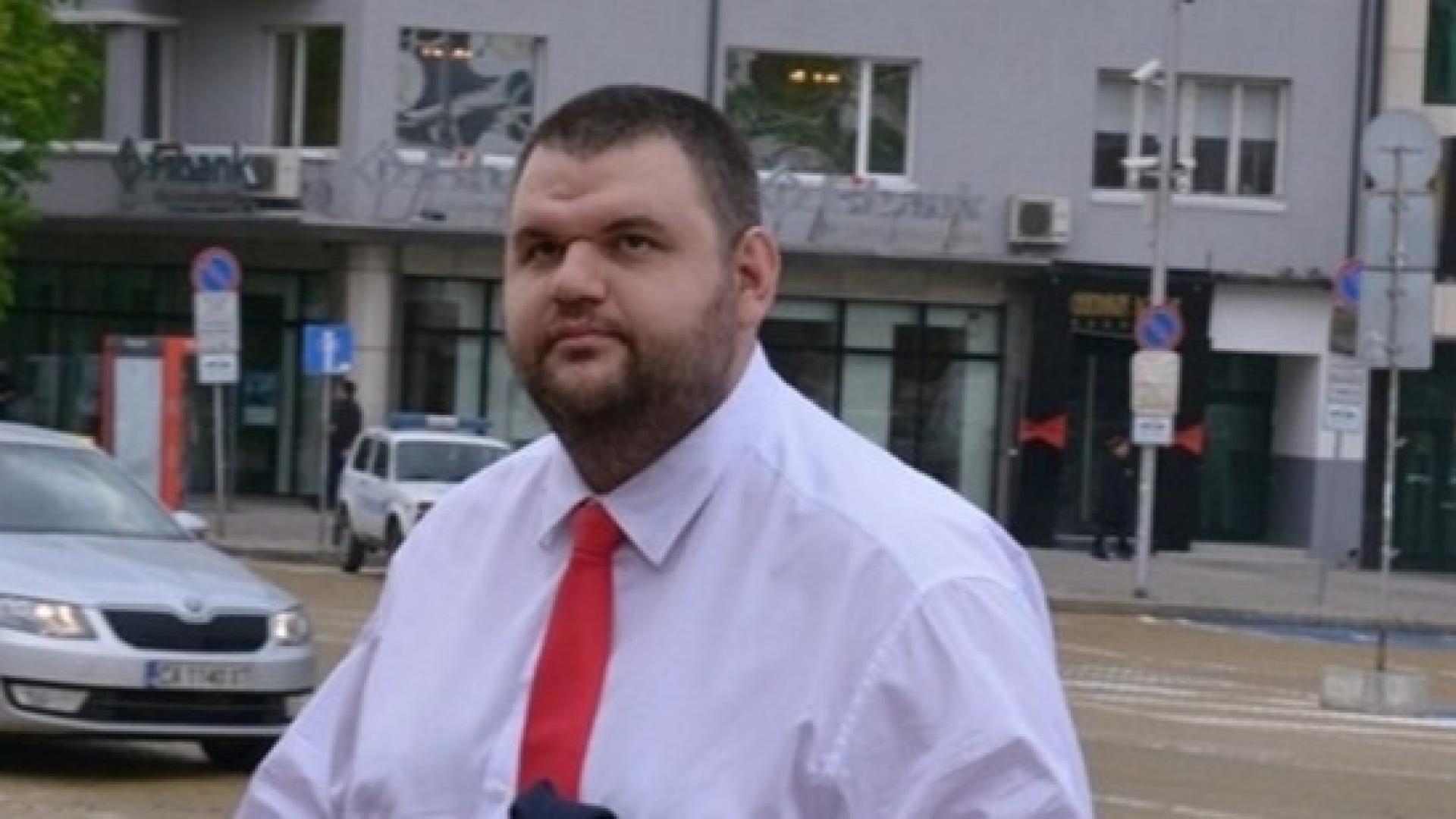 Оборудване за Белодробната болница в Пазарджик и защитни облекла за медиците в Пловдив област от "Интръст" на Делян Пеевски