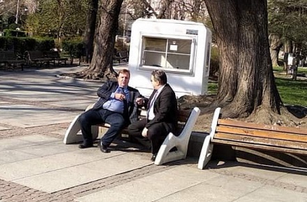 МВР проверява случая с вицепремиера Каракачанов, седял на пейка в парка