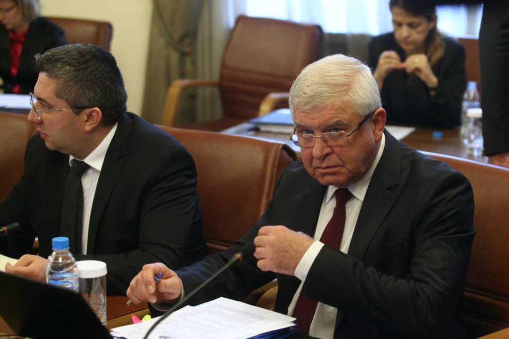 Здравният министър привика шефовете на трите болници, свързани със смъртта на детето