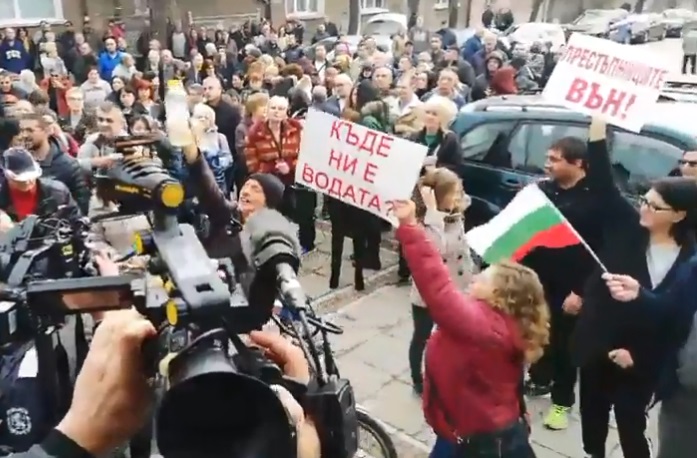 Перничани на протест заради кризата с водата, щурмуват сградата на ВиК