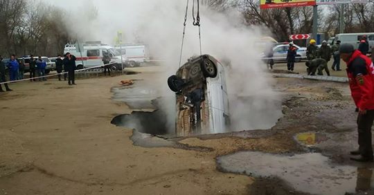 Двама души загинаха, падайки в дупка с вряла вода на пътя в Русия