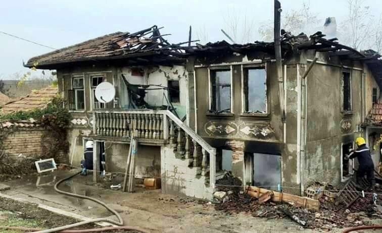 Младоженци останаха без дом след пожар