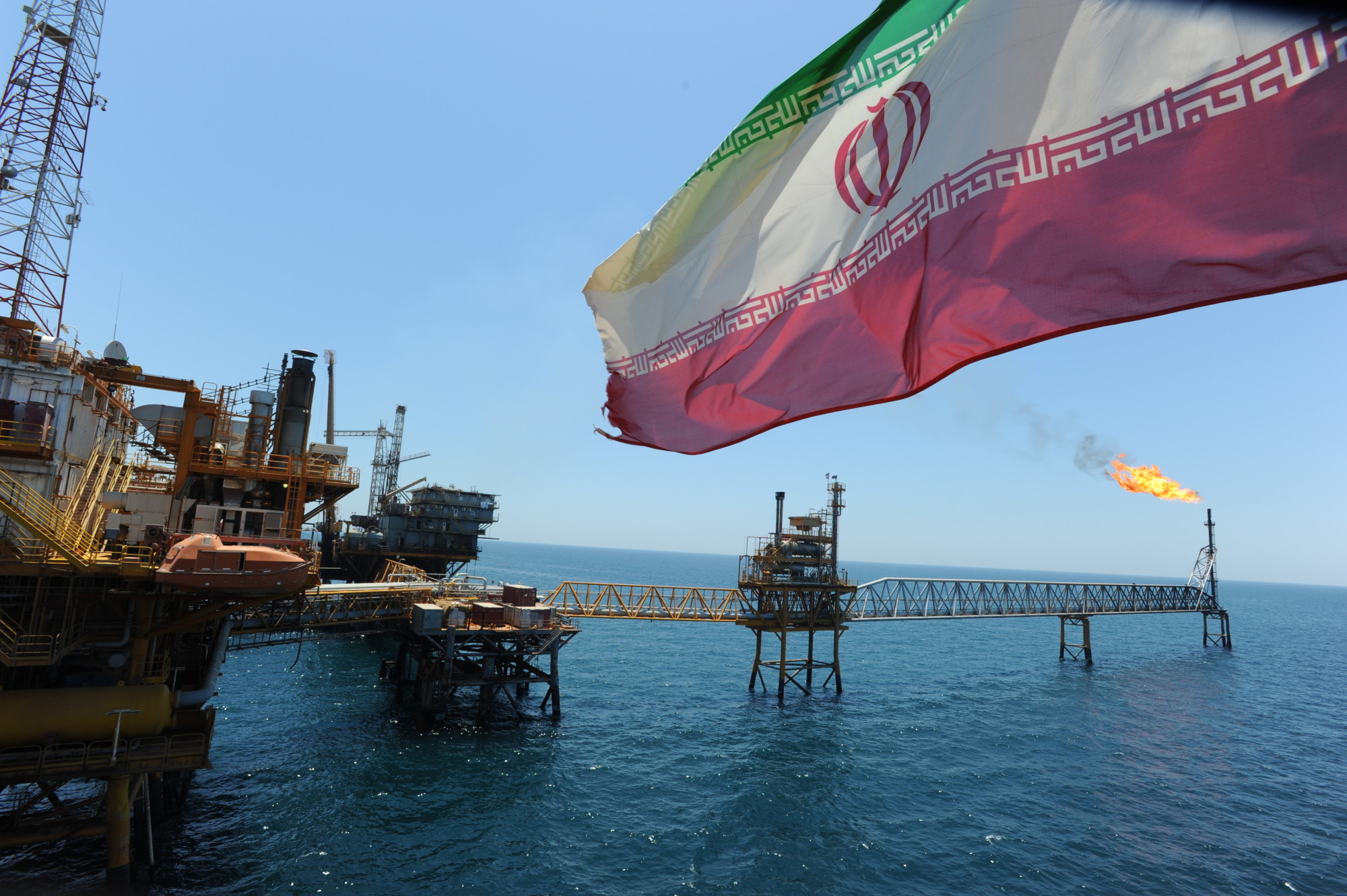 Иран обяви откриването на петролно находище с 53 милиарда барела нефт