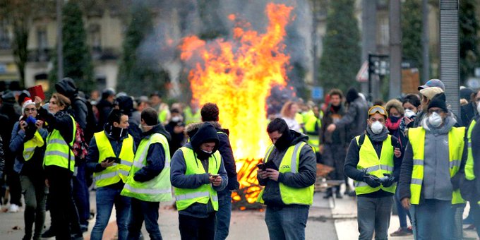 Над 100 души са арестувани по време на протест на "жълтите жилетки" в Париж (СНИМКИ и ВИДЕО)