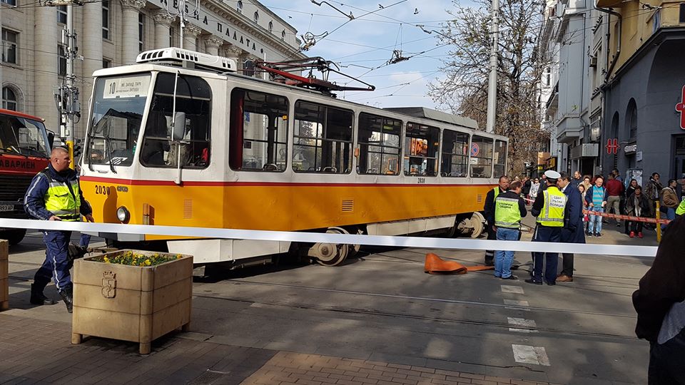 Няма опасност за живота на жената, блъсната от трамвай в София