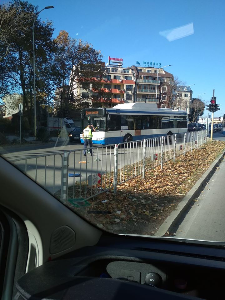 Автобус блъсна фатално възрастен пешеходец