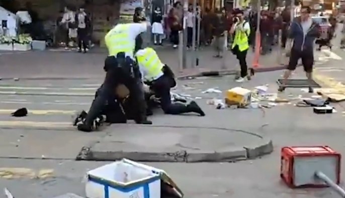 Антиправителствен демонстрант е прострелян от полицията в Хонконг