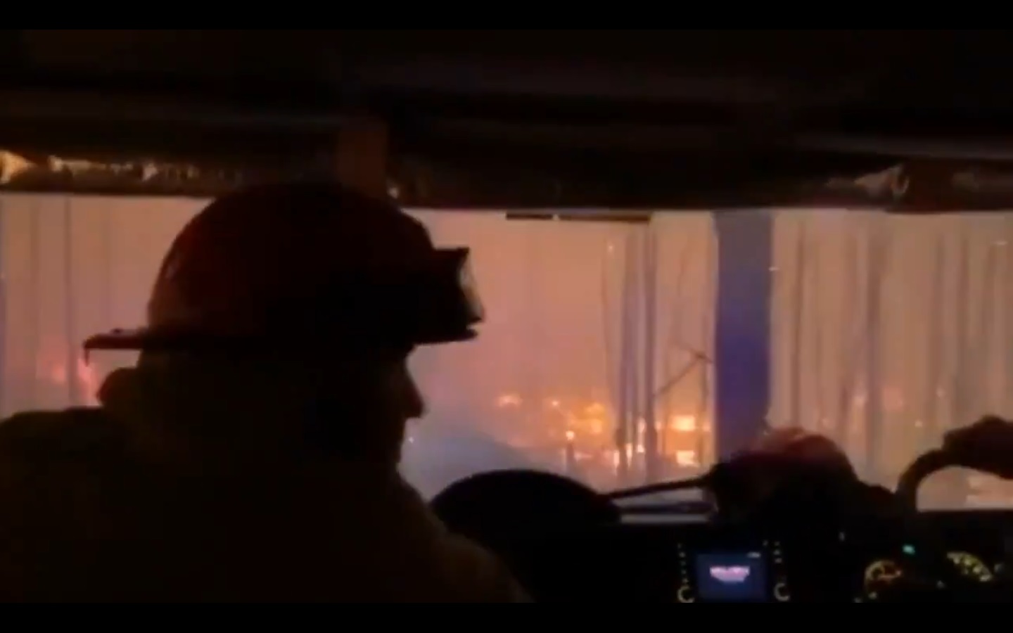 Вижте как австралийски пожарникари шофират в горски пожар (ВИДЕО)