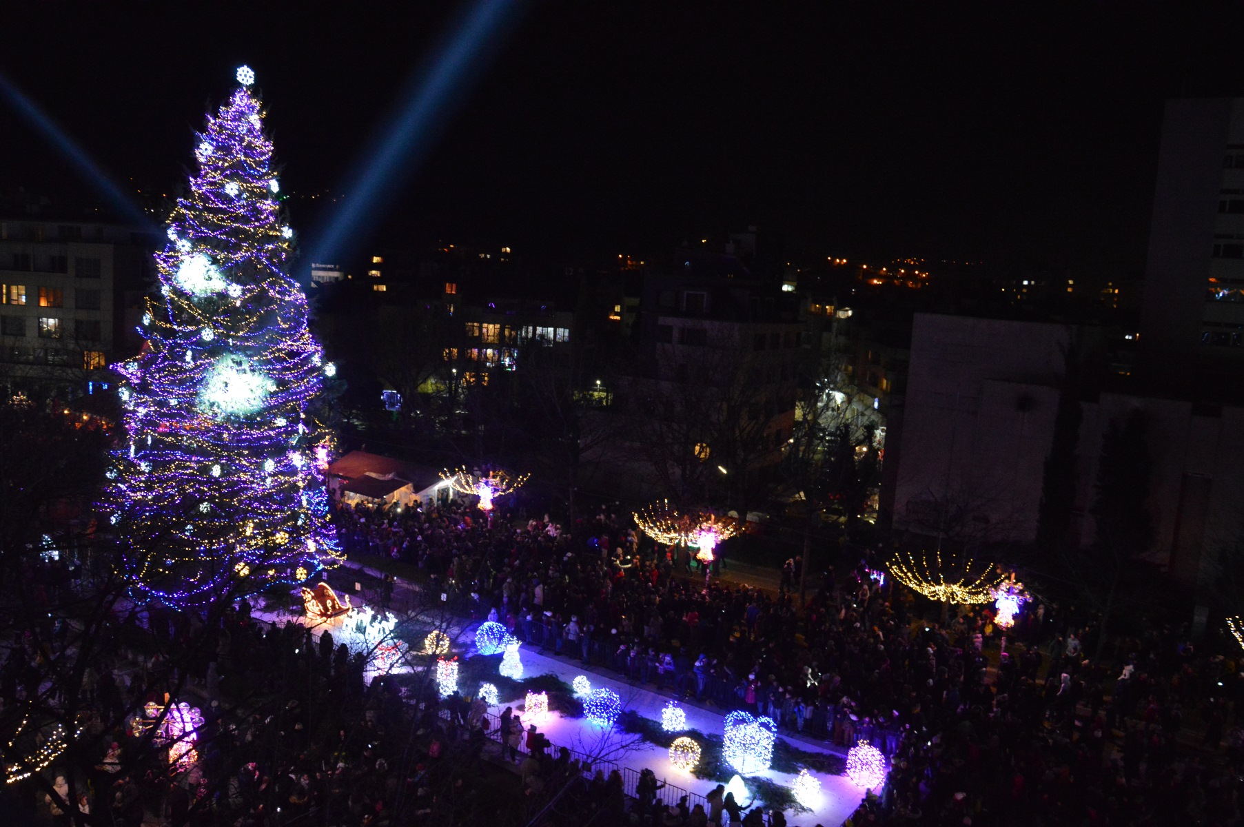 Броени часове остават до запалването на коледните светлини в Благоевград