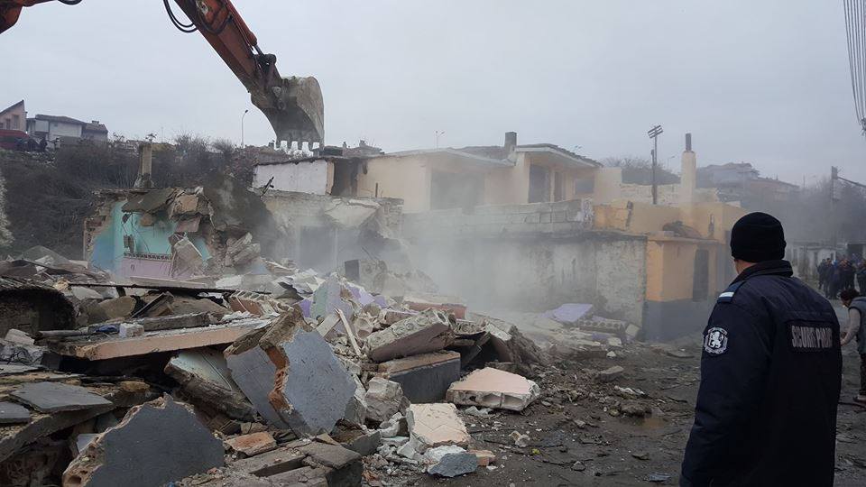 Багери бутнаха още 19 къщи в ромското гето "Максуда" във Варна