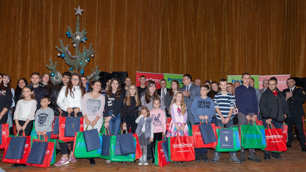 Деветдесет и четири деца на загинали и пострадали полицаи ще получат подаръци от Технополис и Практикер