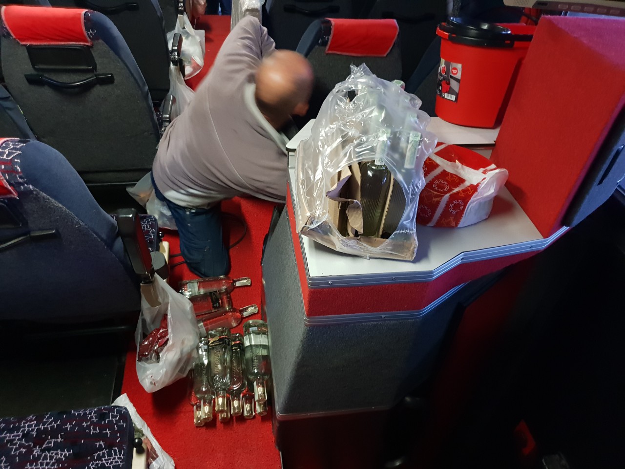 911 бутилки водка, укрити в украински автобус, задържаха митничари на Дунав мост