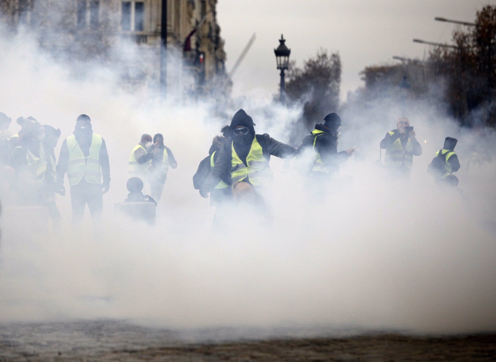 Сълзотворна граната уби 80-годишна жена на протестите във Франция