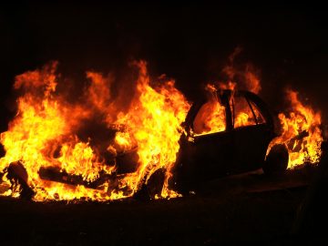 Търновец сам потрошил и запалил автомобила си