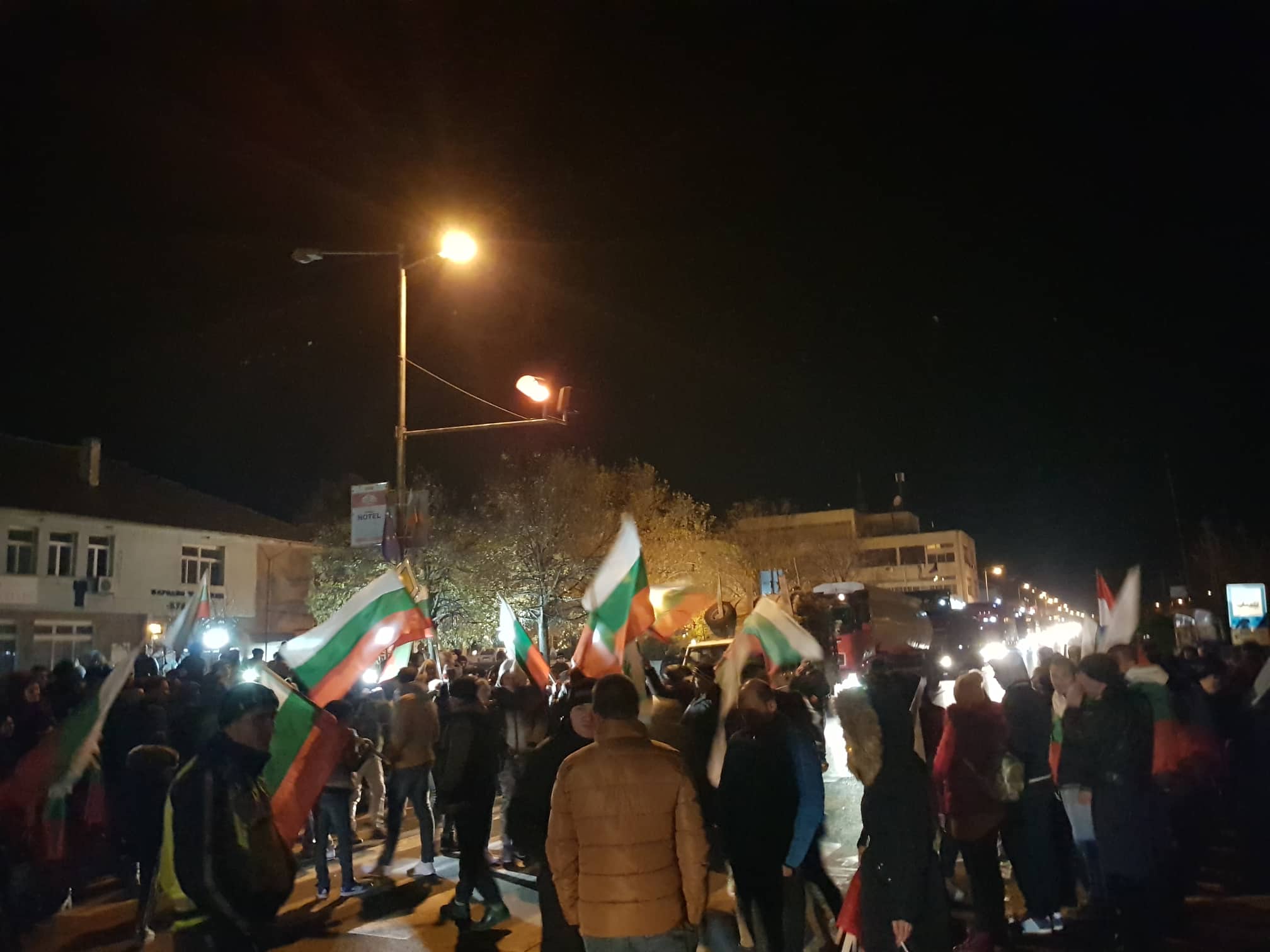 Протест в Кресна спря движението по пътя за Гърция, жандармерията ги изтласка