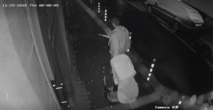 Вижте как нагъл крадец задига бебешка количка за близнаци в София (ВИДЕО)