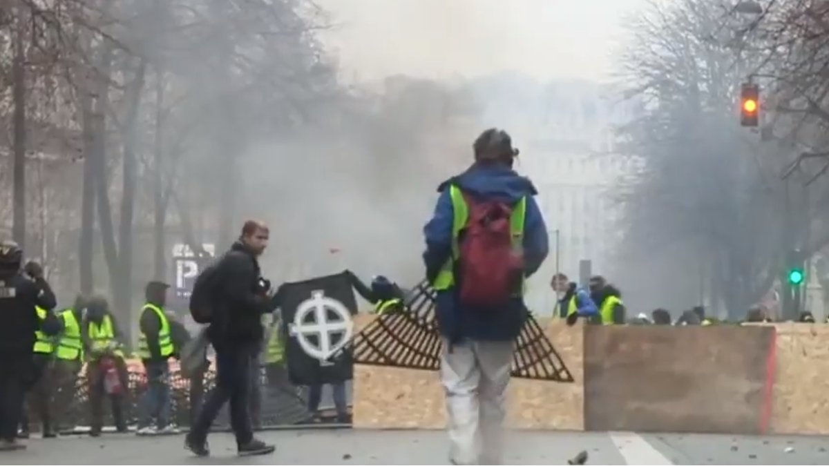 Сблъсъци на протеста на "жълтите жилетки" в Париж, полицията използва сълзотворен газ (СНИМКИ и ВИДЕО)