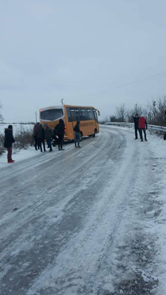 Ученици бутаха автобуса си в леда в Силистренско