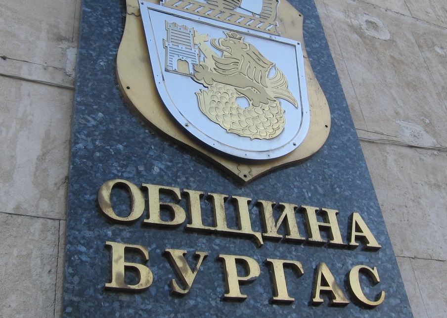 Столетник идва за фото пред общината
