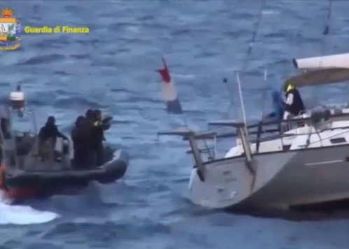Двама българи са задържани с 11 тона хашиш на яхта край Сицилия (ВИДЕО)