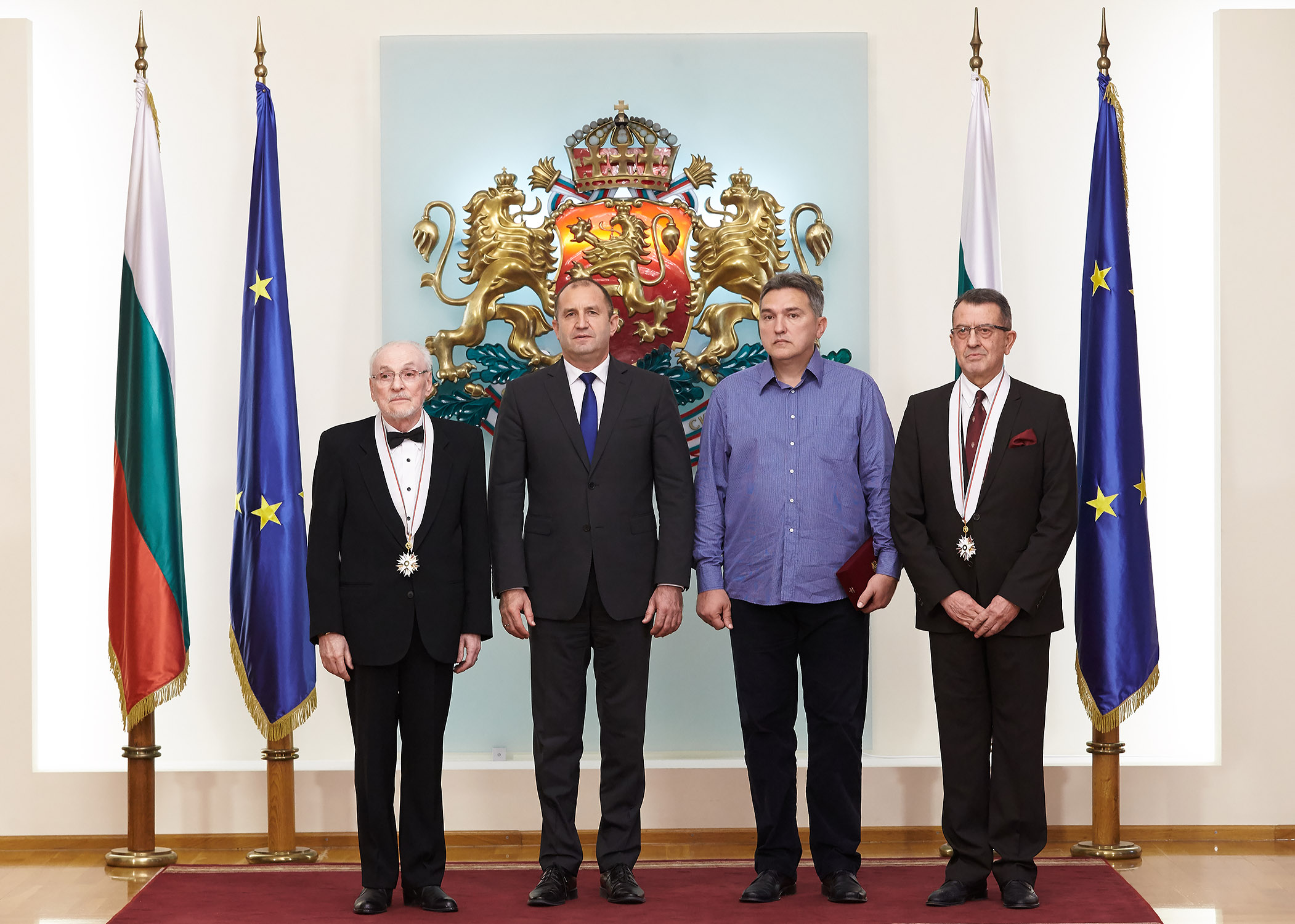 Президентът Радев удостои с висши държавни отличия изтъкнати българи за приноса им в науката, културата и за отстояване на историческата истина