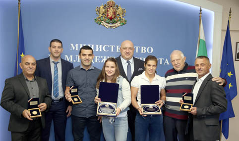 Плакети за медалистите в борбата