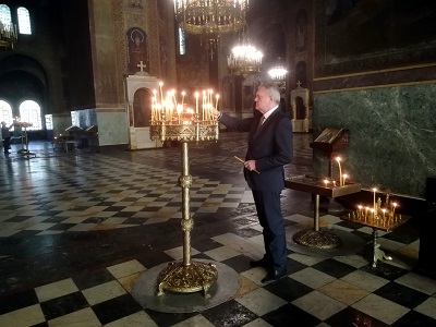 Румен Петков запали свещ в памет на патриарх Максим