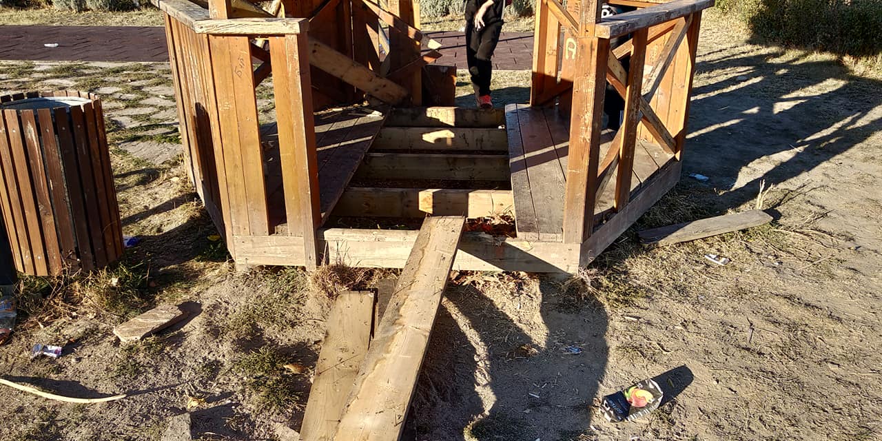 Вандали строшиха беседка в парк в Сливен, създаден с 5 млн. лева от ЕС