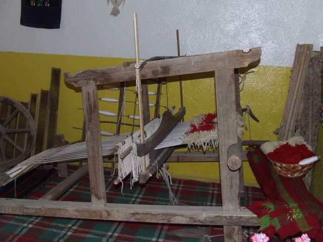 Мариана от Драгоданово тъче на стар стан кукерските губери на няколко села