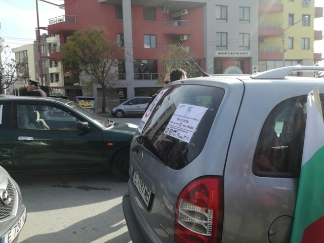 В Благоевград протестират срещу цените на горивата, блокират пътя за Гърция