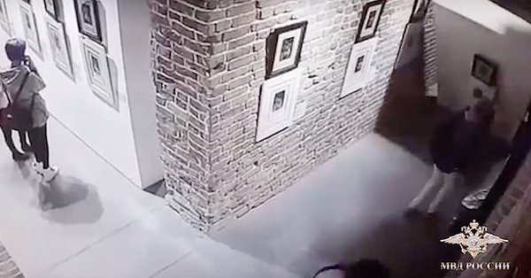 Рускиня повреди картина на Дали заради селфи (ВИДЕО)