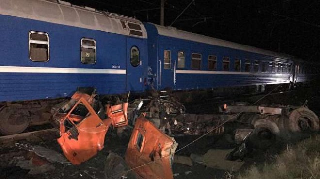 Влак мина през камион в Русия, 20 души пострадаха при инцидента