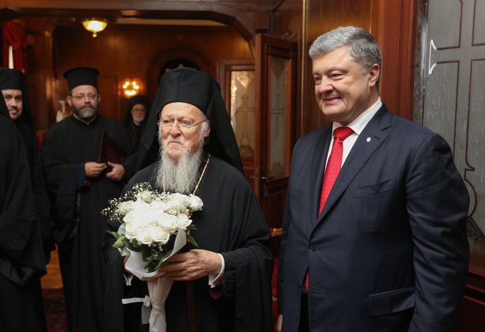 Президентът Петро Порошенко и Вселенският патриарх подписаха споразумение за създаване на Украинска автокефална църква (СНИМКА)